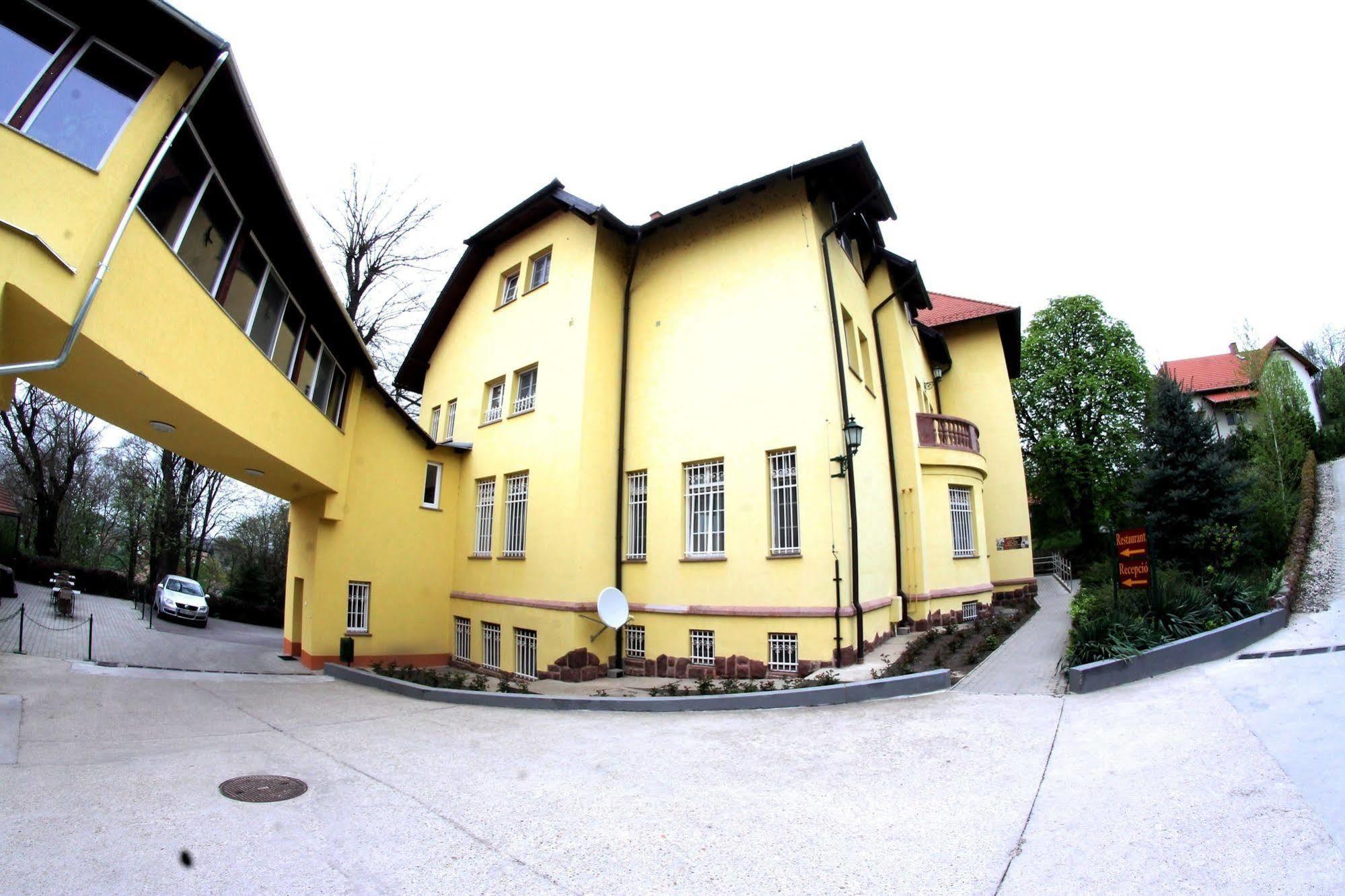 Fried Kastely Hotel Simontornya Exterior photo