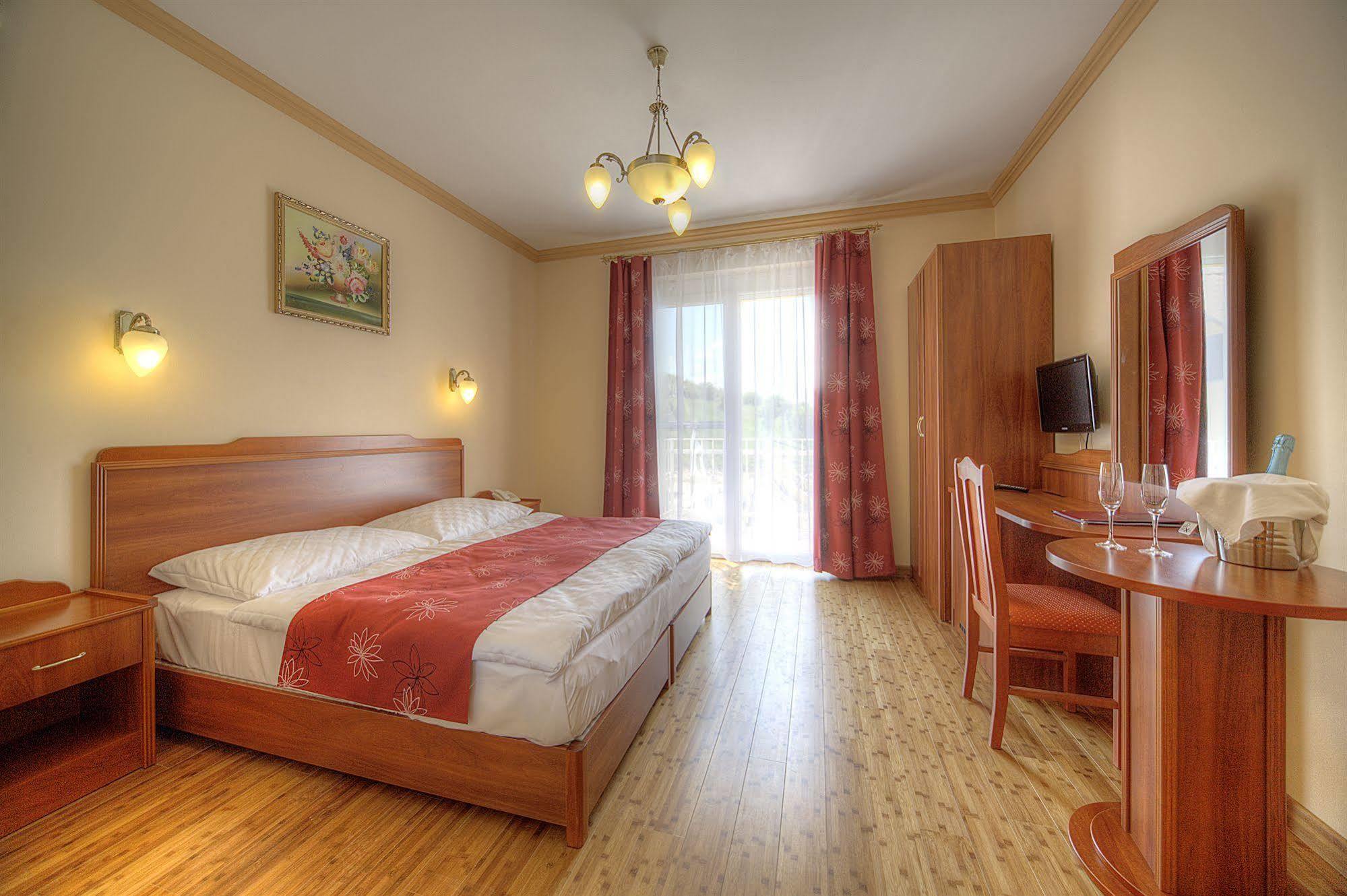 Fried Kastely Hotel Simontornya Exterior photo